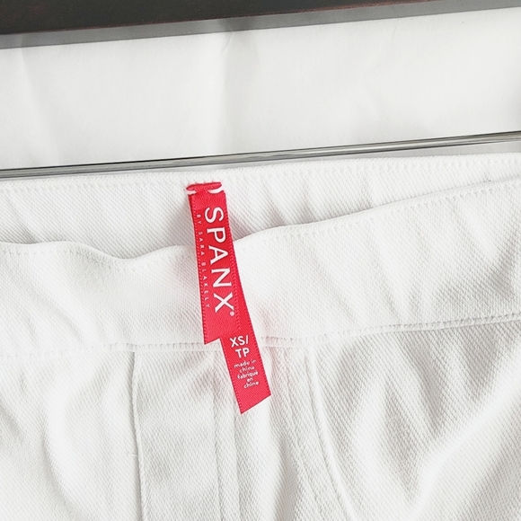 SPANX White Ankle-Length Sculpting Leggings - Size XSP - Picture 7 of 11